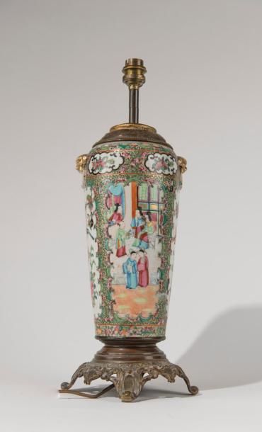null CHINE, Canton, fin du XIXe siècle. Vase en porcelaine à décor de scènes de palais,...