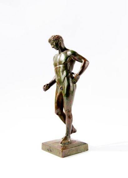 null Ephèbe, d'après l'antique. Epreuve en bronze à patine brun-vert. H : 25 cm....