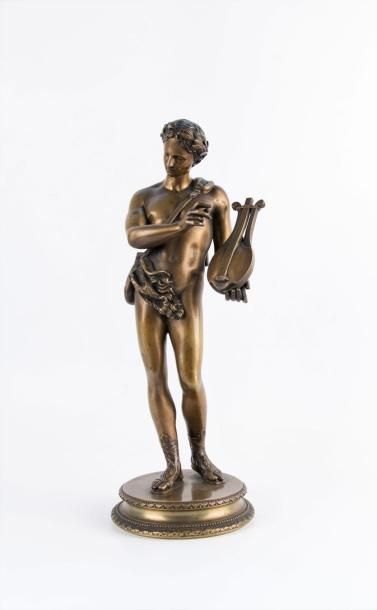 null Apollon joueur de lyre, d'après l'antique. Epreuve en bronze à patine médaille....