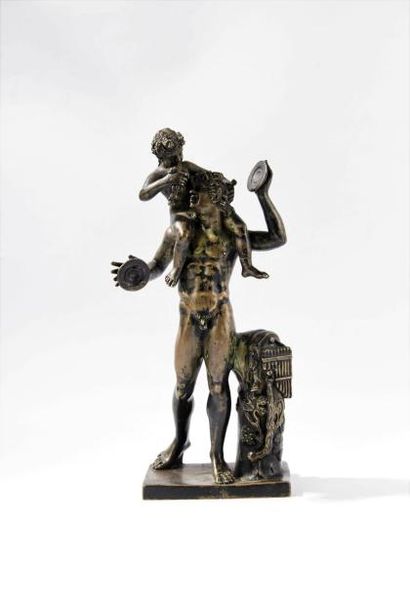 null Bacchus enfant et faune en bronze, d'après l'antique. H : 30 cm. (Pied gauche...