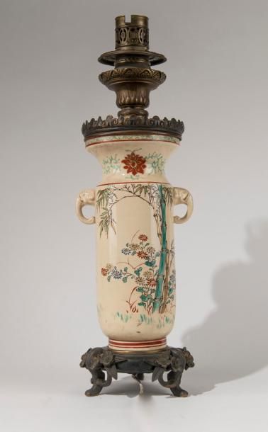 null JAPON, début du XXème siècle. Vase en porcelaine polychrome à décor de fleurs....