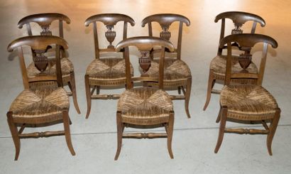 null Suite de sept chaises paillées à dossier à décor de vase ajouré. Travail provençal,...