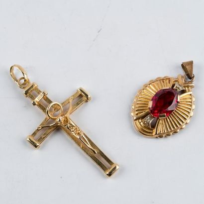 null *Lot de deux pendentifs en or jaune 750 millièmes (18K): une croix et un médaillon...