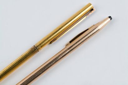 null Lot de deux stylos bille: l'un de marque DUPONT en vermeil et l'autre en métal...