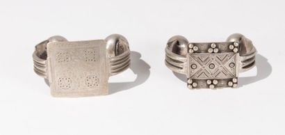 null Deux bracelets de cheville en argent à motifs géométriques. Maroc, début XXème...