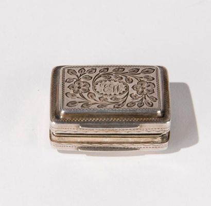 null Vinaigrette en argent rectangulaire. Chiffre EW. Intérieur en vermeil. Angleterre,...