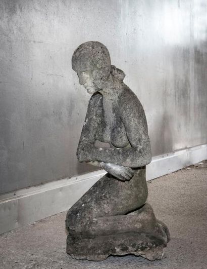 Georges SALENDRE (1890-1985) Femme nue agenouillée.
Pierre sculptée et taillée.
H:...