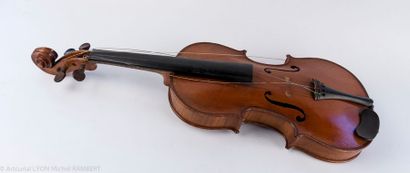 null Violon MIRECOURT début 20e étiquette apocryphe Stradivarius. Dans sa boîte,...