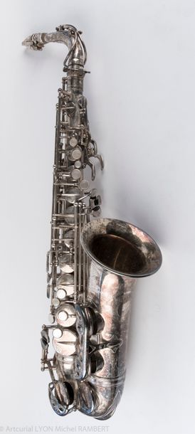 null Saxophone alto d'Henri SELMER à Paris, en métal argenté. Le corps gravé de volutes...