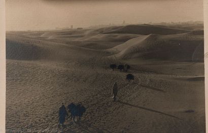 null Marcelin FLANDRIN (1889-1957). Dunes animées devant une ville du Maroc. Photographie...