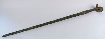 null Luristan, fin du 2° millénaire av JC. Epée en bronze oxydée. L : 85 cm.