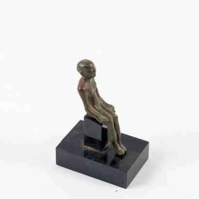 null Egypte, Basse Epoque. Statuette de prêtre assis en bronze. H : 6 cm.