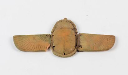 null Egypte. Pectoral enterre cuite émaillée, en forme de scarabée.