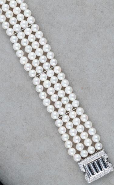 null Bracelet manchette composé de quatre rangs de 90 perles de cultures blanches,...