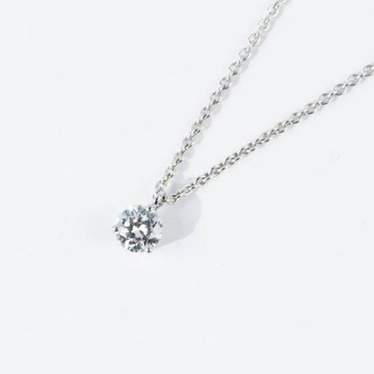 null Pendentif diamant solitaire et sa chaîne en or gris 750 millièmes (18K). Et...