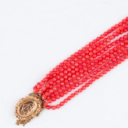null Bracelet composé d'une torsade de huit rangs de perles de corail facetté, agrémenté...