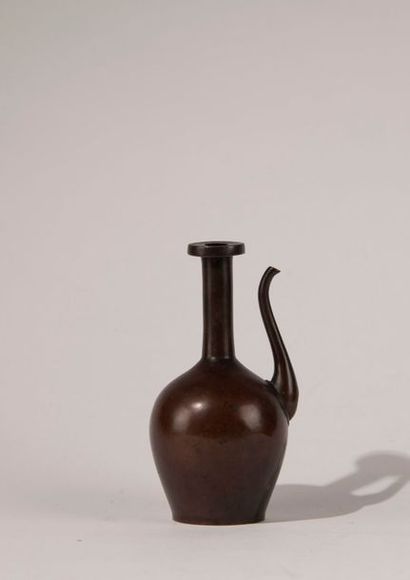 null JAPON, fin du XIXème siècle. Deux vases en bronze, H : 28,5 et 18,5 cm.