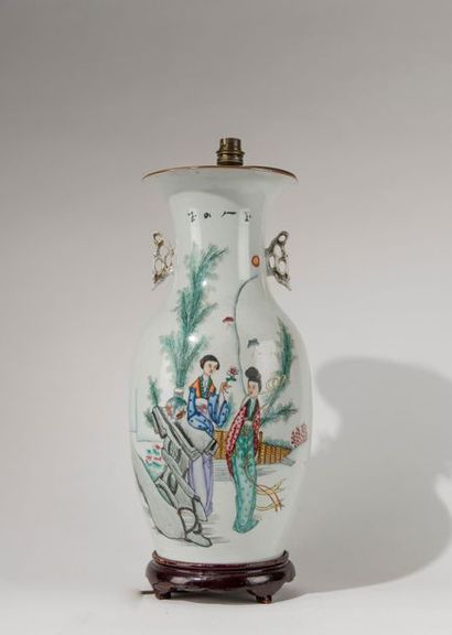 null CHINE, début du XXème siècle. Vase en porcelaine polychrome à décor de femmes...