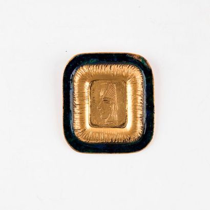 null Line VAUTRIN (1913-1997). Broche en bronze doré à décor gravé d'une tête d'Aztèque,...