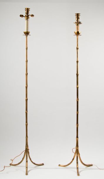 null BAGUES. Circa 1960. Paire de lampadaires bambou en laiton doré, piètement tripode....