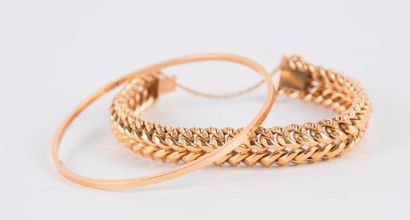null Lot en or jaune 750 millièmes (18K) comprenant un bracelet jonc et un bracelet...