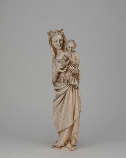 null Importante Vierge à l'Enfant néogothique en ivoire sculpté. Souriants, Marie...