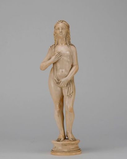 null Vénus pudique en ivoire sculpté, représentée debout en déhanché, se voilant...
