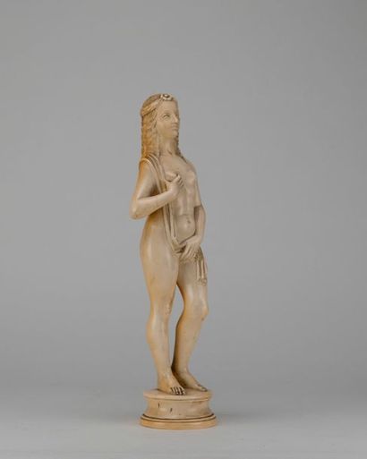 null Vénus pudique en ivoire sculpté, représentée debout en déhanché, se voilant...