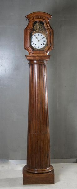 null Originale horloge gaine à colonne dorique en merisier sculpté. Mouvement de...