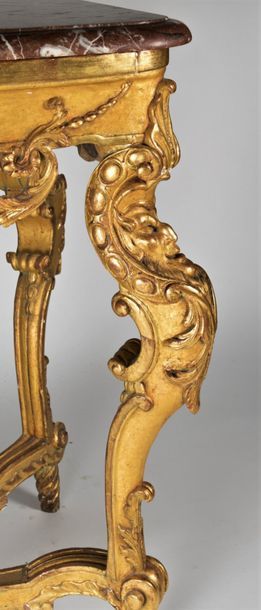 null Belle console rectangulaire en bois sculpté et doré, à décor ajouré en ceinture...