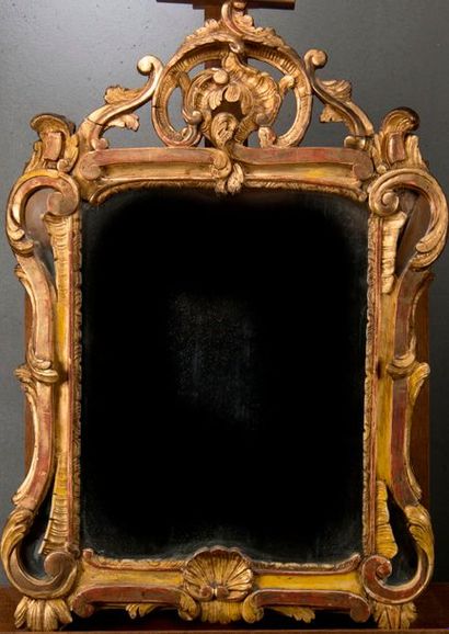 null Petit miroir à fronton en bois sculpté et doré à décor de palmettes et feuillages....