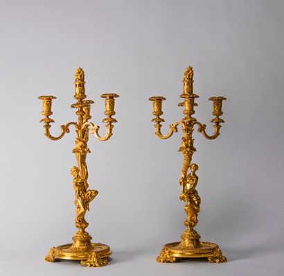 null Paire de flambeaux à trois bras de lumière en bronze ciselé et doré, à décor...