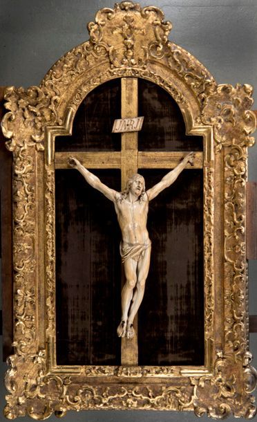 null Beau Christ en ivoire, dans un cadre à fronton en bois doré. XVIIIe siècle....