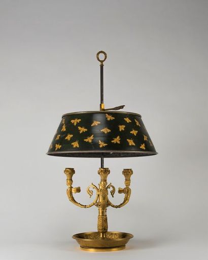 null Belle lampe bouillote en bronze ciselé et doré à trois bras de lumière, à décor...