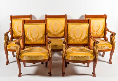 null Salon comprenant six fauteuils en acajou blond sculpté et doré, accotoirs tournés...