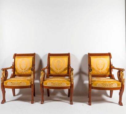 null Salon comprenant six fauteuils en acajou blond sculpté et doré, accotoirs tournés...