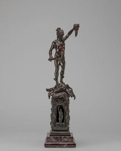 D'après Cellini Persée tenant la tête de la Méduse.
Epreuve en bronze à patine noire....