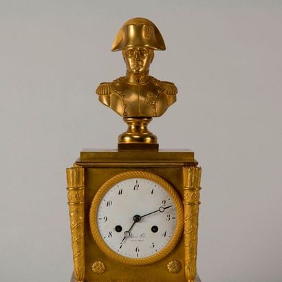 null Pendule borne en bronze ciselé et doré surmontée d'un buste de Napoléon, côtés...