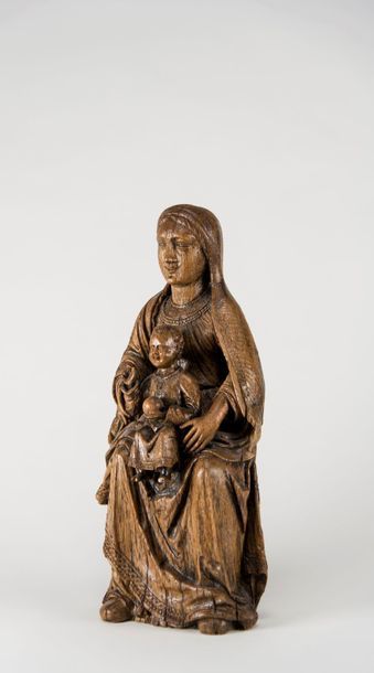 France, XVIIIème siècle Vierge à l'enfant, groupe assis Sculpture en fort relief...