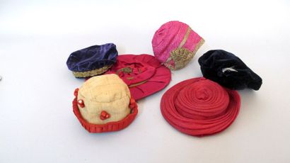 null Un lot de 6 chapeaux et béret : un joli chapeau rouge diamètre 15 cms, 1 béret...