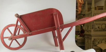 null Joli brouette d'enfant en bois rouge L 114 x 34 cms. On joint un fauteuil d'enfant...