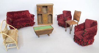 null Lot de petit mobilier de poupée en bois année 40/50 comprenant : 3 lits, 2 armoires,...