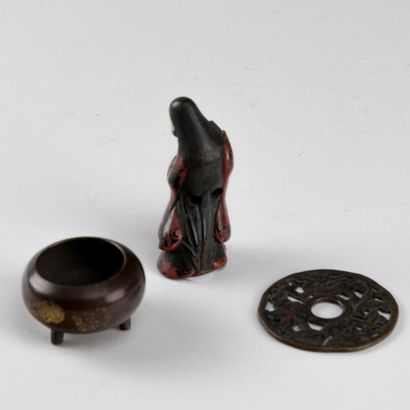 null Japon, XIXème siècle. Lot de trois pièces comprenant : netsuke en bois sculpté...