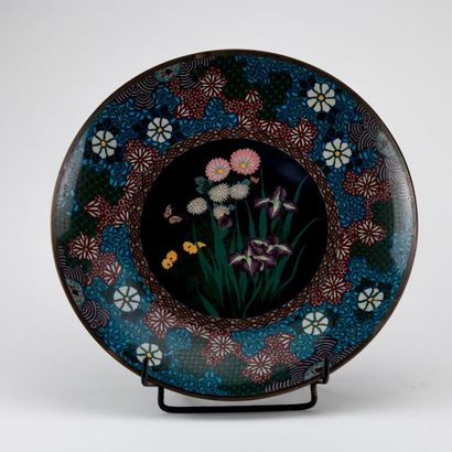 null Japon. Paire de plats en émaux cloisonnés à décor polychrome de fleurs. Diam...