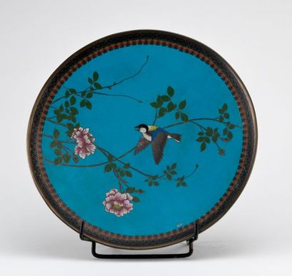 null Japon, vers 1900. Plat en cuivre et émaux cloisonnés à décor de fleurs et mésange....