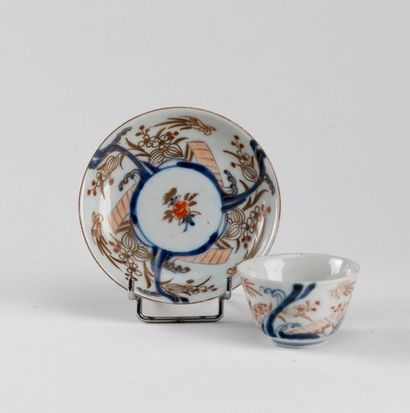 null Japon. Sorbet et sa soucoupe en porcelaine polychrome et doré. Diam : 9,5 et...