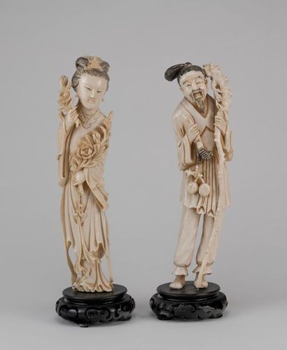 null Chine, première moitié du XXème siècle. Quatre personnages en ivoire sculpté...