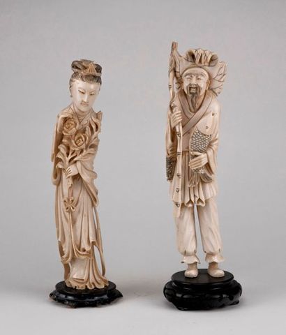 null Chine, première moitié du XXème siècle. Quatre personnages en ivoire sculpté...