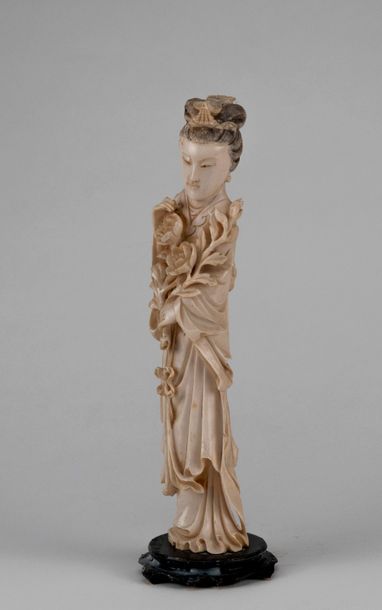 null Chine, première moitié du XXème siècle. Quatre personnages en ivoire sculpté...