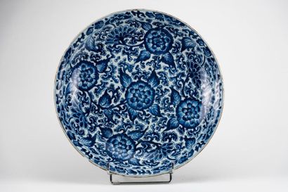 null Chine. Plat en porcelaine blanc et bleu à décor de feuillures, feuillages et...